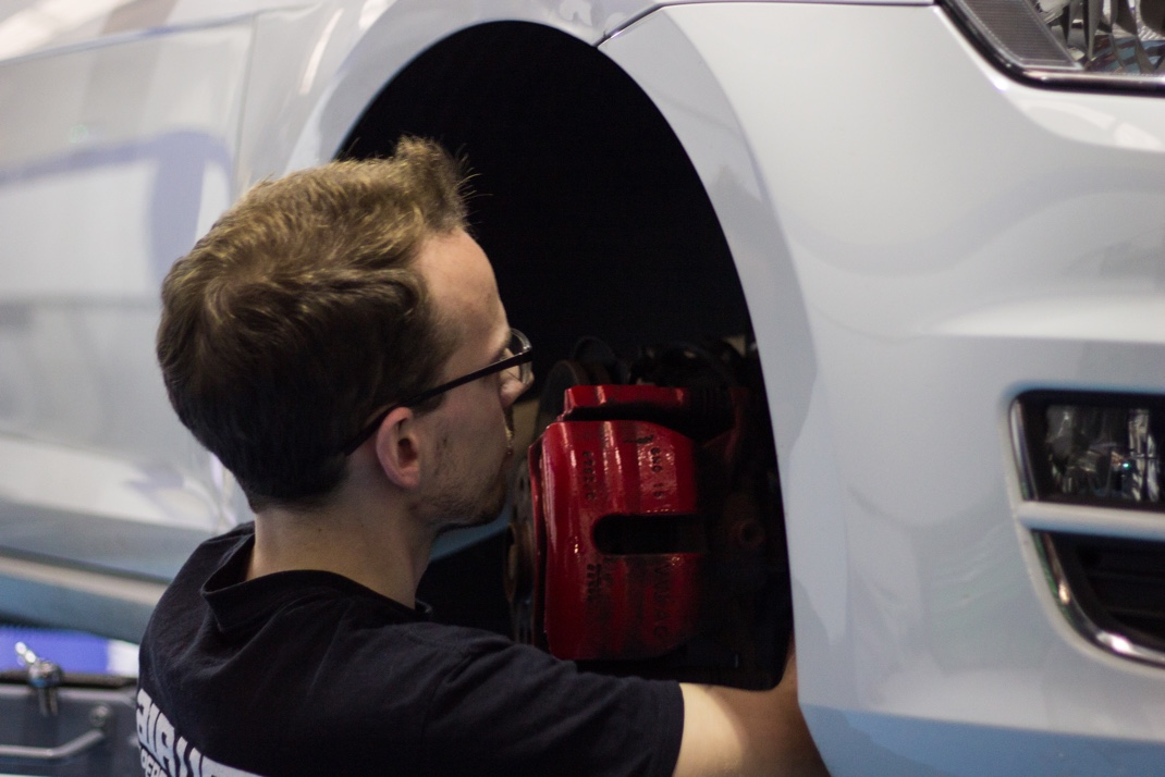 Gavin installing Airlift strut on Volkswagen Golf MK7